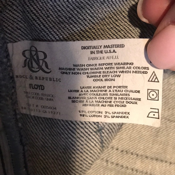 Rock & Republic Light Wash Blue Jeans - Picture 5 of 5